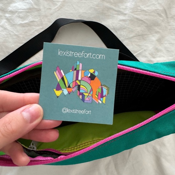 NWOT Lexi’s Tree Fort Crossbody Multicolor Bag - Picture 4 of 5